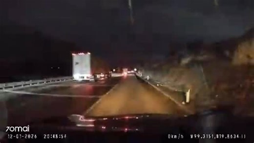 UrbanaCDMX on Instagram: "🚨 TERROR EN LA MÉXICO-QUERÉTARO: ¿HASTA CUÁNDO? 🔊🔊🔊 - sube el volumen Nueva denuncia ciudadana confirma que el tramo de Tepeji del Río (Km 68) es una trampa mortal. El modus operandi es el mismo de siempre: lanzan piedras o dejan escombros para obligarte a parar y asaltarte con violencia extrema. 🛑 En esta ocasión, una familia fue atacada a mano armada y el padre sufrió lesiones severas. Pese a los anuncios de seguridad, la realidad es que estamos solos en la carre