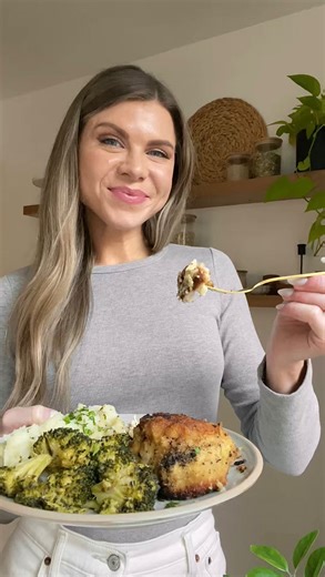 Cheese stuffed chicken breast has quickly become my new favorite weeknight dinner 🤩 I stuffed chicken breasts with both parmesan and mozzarella cheese plus fresh garlic, then coated them in Panko breadcrumbs for a deliciously crispy finish 😋 My oven-baked cheesy stuffed chicken is so easy to make and will satisfy everyone at the dinner table–even picky eaters! Comment “recipe” and I’ll send it your way! https://easychickenrecipes.com/cheesy-garlic-stuffed-chicken/ #easychickenrecipes #healthyd