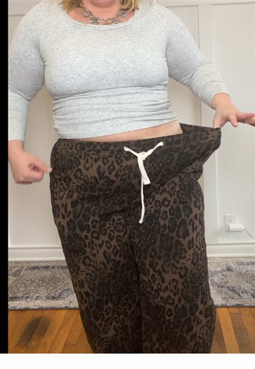 Apron belly’s can make finding comfortable and cute denim a struggle but these are an easy yes. I’m 250 18/20 and wearing the xxl. These fit great when I was a 22 too but if you like a looser roomy fit I’d go with your larger size. #apronbelly #mombelly #mombod #apronbellybaddies #leopardprint @GRAPENT