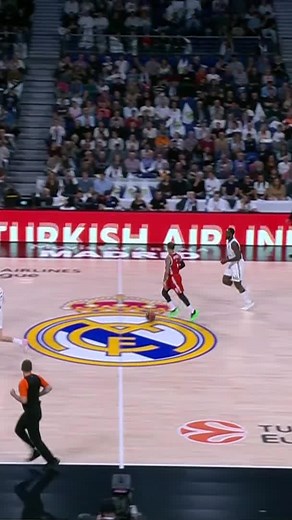 Niels Giffey sends the shot away, 04/18/2025 | FC Bayern Basketball