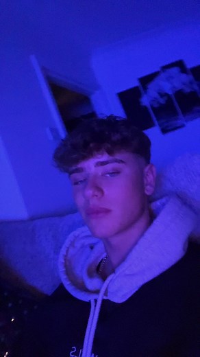 Casual Vibes in a Relaxed Blue Lighting Room