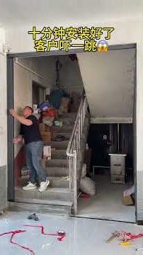 Partition yourself at the stair entrance that can be installed without drilling holes