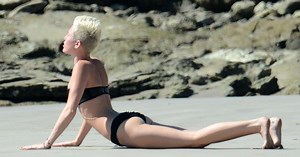 Miley Cyrus se exercita em praia de Costa Rica