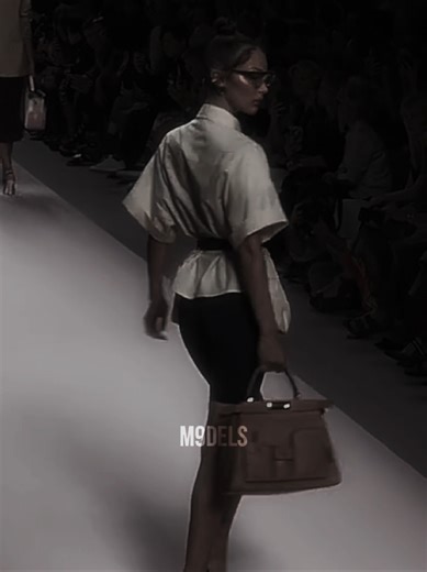 Bella Hadid auf dem Laufsteg für Fendi SS19