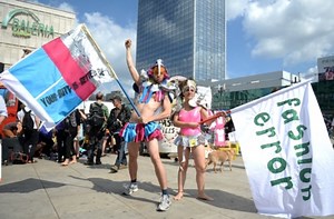 Protest gegen Primark: Billigkleidung in Berlin am Pranger