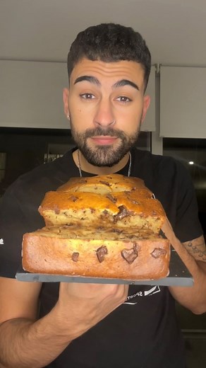 Andres Simon on Instagram: "TENES BANANAS? Hacete esto para la merienda y sorprende a todos 🍌 • Esta receta no puede ser más fácil y no saben lo buena que queda! Para los fanáticos de lo dulce como yo, esta es la salvación de la tarde 🙌🏻 • 𝕀𝕟𝕘𝕣𝕖𝕕𝕚𝕖𝕟𝕥𝕖𝕤: • 3 Bananas 🍌 • 3 Huevos 🥚 • 1/2 Taza Manteca Derretida 🧈 • 3/4 Taza de Yoghurt • 3/4 Taza de Azúcar Rubia • 2 Tazas de Harina 0000 • 1 Pizca de Sal 🧂 • 50gr Chocolate Amargo 🍫 • Te va a quedar con una textura parecida al budí