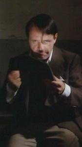 Anthony Hopkins nel ruolo di Galeazzo Ciano. Era il 15 aprile 1985 e andava in onda “Io e il Duce”, una coproduzione internazionale, diretta da Alberto Negrin, che in tre puntate raccontava l’evoluzione del rapporto tra il duce Benito Mussolini (Bob Hoskins), sua figlia Edda (Susan Sarandon) e il genero Galeazzo Ciano, ministro degli esteri sui cui diari è basata parte del racconto. Le puntate sono su RaiPlay. | RaiTeche