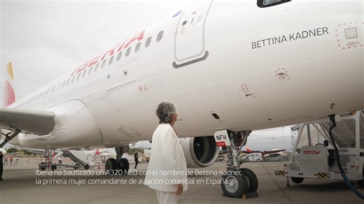 Ha sido un fin de semana muy especial para nosotros. Uno de nuestros aviones ya lleva el nombre de Bettina Kadner, la primera mujer piloto de la aviación comercial en España y la primera comandante de nuestro país. Durante casi 20 años, Bettina voló con Iberia y dejó una huella imborrable. Su trayectoria rompió techos de cristal y abrió camino a todas las mujeres que soñaban con pilotar un avión. Desde ahora, un Airbus A320neo llevará su nombre por todo del mundo, recordándonos que volar más alt