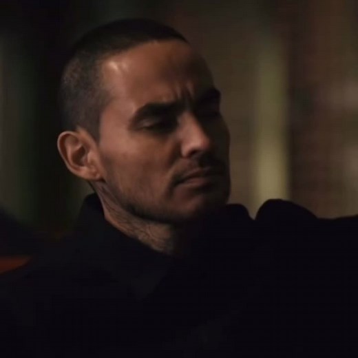 Beth and Rio Kiss Scenes in Good Girls