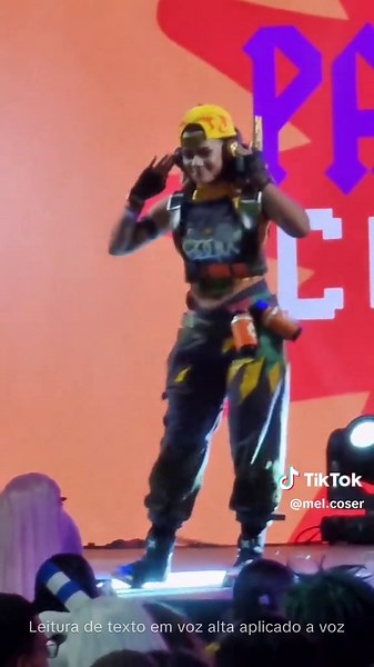 Raze Valorant Cosplay at Anime Friends - Explosive Fun!