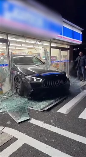 深夜の悲劇：鉄の巨獣が店を襲う