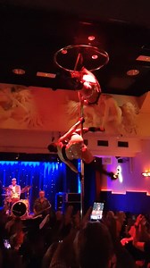 Ook nog aan het nagenieten van het Red Light Jazz weekend én de heerlijke vrije maandag die erop volgde? Hans Dulfer speelde twee middagen prachtig saxofoon maar zeg nou zelf, deze prachtige dames maakten de performance typisch Casa Rosso. Knap zijn ze hè? | Casa Rosso