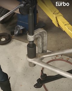 13K views · 44 reactions | #LasMecánicas muestran las formas de sacar y cambiar las rótulas de ambos brazos de control Disfruta el contenido de Discovery en MAX. Suscríbete ahora: <https://bit.ly/MAX-DiscoveryTurbo> | Discovery Turbo | Facebook