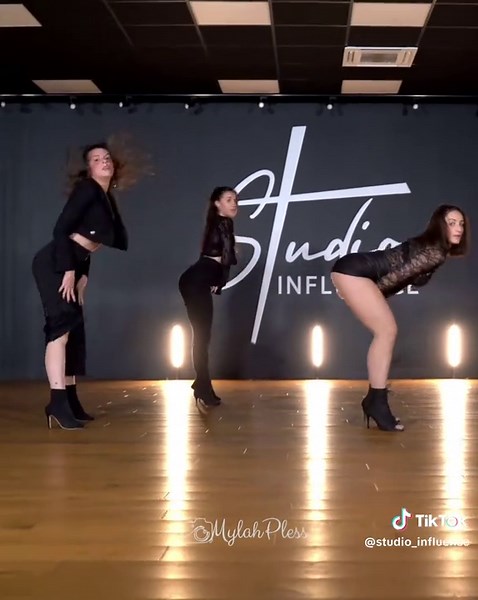 Heels avancé - Champagne Cherry 🥂 Une chorégraphie de @Christilla Garraud interprétée par 3 élèves du cours avancé 👠🖤 📍 @studio_influence 🧠 @christilla_garraud 🎥 @mylahpless 🎶 DAKEEZ, Afios - CHAMPAGNE CHERRY #studioinfluence #ecolededanse #heelsdance #heelsaddict