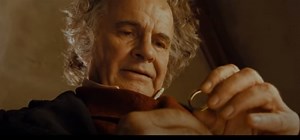 A murit actorul care l-a interpretat pe Bilbo Baggins din Stăpânul Inelelor/Ian Holm era foarte cunoscut și pentru rolurile pe care le-a interpretat în piesele lui Shakespeare