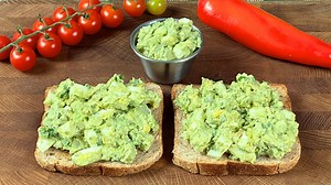 Easy Avocado Egg Toast Recipe 🥑 Just one secret ingredient make the result amazing 🥑 1 avocado Lemon juice 1 tablespoon of mayonnaise Salt and pepper Chop 3 eggs Slice the celery Chop the parsley Butter 3 garlic cloves Rosemary Fry whole grain bread Add garlic oil Put the mixture on the bread #avocado #avocadotoast #avocadorecipe #avocadotoasts #egg #eggs #eggavocado #avocadobreakfast #breakfastrecipe #breakfastrecipes #cooking #cookingvideo #cookingtime #homecooking #cookinathome #recipeshare