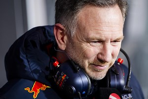 Christian Horner receives BRUTAL crowd treatment at F1 car launch