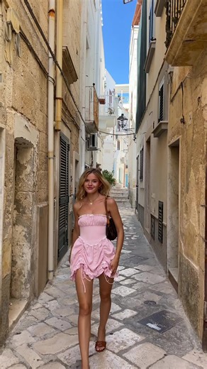 Discovering Italy in the Elegant Scarlett Rose Dress
