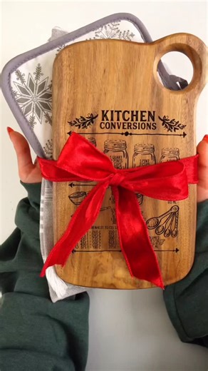 Perla Martinez on Instagram: "How cute is this conversion chart?! 😍 I engraved on a ¾” wood board and it came out so pretty. Perfect gift for a baker in your life ❤️ Supplies: - Wood Board - @glowforge Aura - Caliper • • • #christmas #christmasdiy #diyproject #craft #giftideas #christmasgiftideas #manualidad #diy"