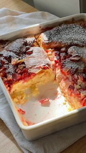 Strawberry cheesecake croissant bake 🍓🥐 Such a yummy breakfast!! Give it a go this weekend 🤩 Ingredients: 6 small croissants 1 cup fresh strawberries 250g cream cheese 2 eggs 1/2 cup sugar 1 cup milk of choice 2tsp vanilla extract Method: 1. Blend the cream cheese, eggs, sugar, milk and vanilla until smooth. 2. Cut the croissants in half and add to a greased dish. 3. Add the strawberries on top and then pour over the cheesecake mixture. 4. Bake at 180°c for 35-40 minutes or until golden. 5. S