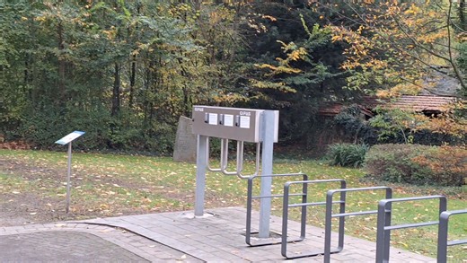 6.5K views · 69 reactions | In Unnas kleiner Nachbarstadt Werl ist der schon vorher sehens- und besuchenswerte Kurpark weiter aufgewertet worden, mit Natursteinumrandungen der Gewässer, weiteren Sitzmöglichkeiten und einem neuen Plateau am Teich. Schon etwas älter sind ein Wasserspielplatz und Trimmdich-Geräte im Park. Due aktuelle Aufwertung wird mit Fördergeldern von Land und Bund realisiert und vom Werler Kommunalbetrieb umgesetzt. | Rundblick Unna | Facebook