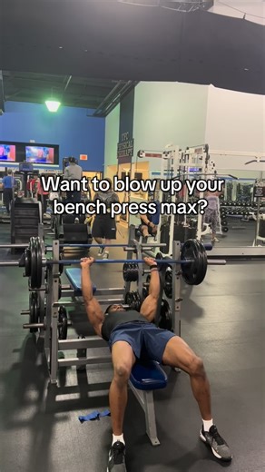 Tomi Mustapha on Instagram: "Pause bench will make your bench press numbers go 📈 #reels #winterarc #gym #benchpress #explorepage"