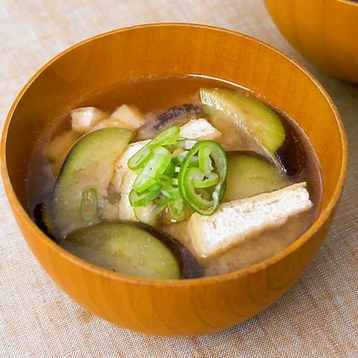 ごま油香る！ なすの味噌汁のレシピ動画・作り方 | デリッシュキッチン
