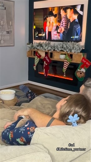 𝑨𝒍𝒊𝒔𝒐𝒏 💋 𝑩𝒆𝒂𝒖𝒕𝒚 & 𝑳𝒊𝒇𝒆𝒔𝒕𝒚𝒍𝒆. on Instagram: "#ad #Lifetime_Partner Did anyone else grow up on lifetime holiday movies? It’s so nostalgic for me and puts me into the Christmas spirit @lifetimetv Notable Premieres Include: 12/5: Jingle All the Way to Love & A Christmas Cookbook 12/6: Deck the Hallways & Merry Missed Connection 12/12: A Runaway Bride For Christmas & Christmas in Alaska 12/13: Thank God: Christmas at the Keller Ranch & Rodeo Christmas Romance 12/19: Sweet Holida