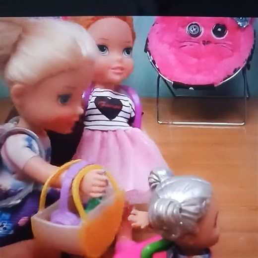 Elsa & Anna toddlers are on vacation. 👶 😃