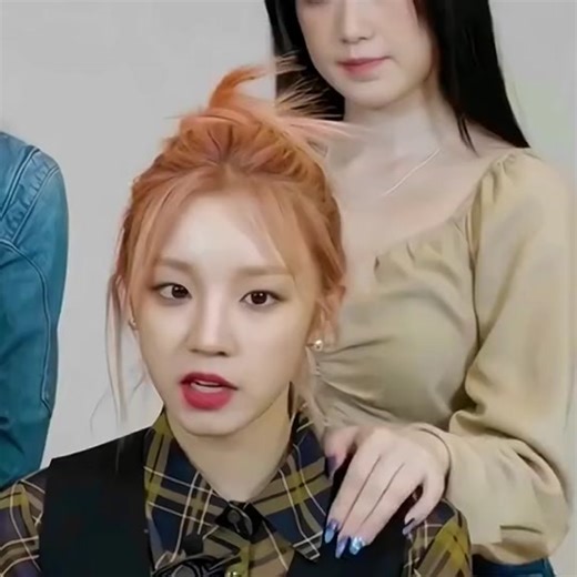 Shuhua and Yuqi's Cute Hand-Holding Moment | GIDLE Maknaes Interaction