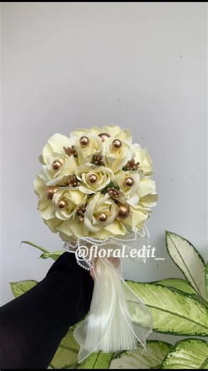 Sha_banu_artsy on Instagram: "Fan bouquet 💐 . . . . . Dm for order and enquiries. #frames#photoalbum #entrepreneur#kerala#photobug community#flowerbouquets #bouquet #kerala #entrepreneur #garlendsflowers #bridalbouquet #trendingreels #abhilashammovie #movie #customisedgifts #trending #2025"