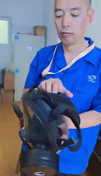 how to use and test the gas mask 33 先拧紧左右两个滤罐，佩戴。 先拉紧下面的两个头带，然后是上面的两个头带，最后是中间两条头带。 测试密封性，堵住两个滤罐，吸气，不漏气情况下面罩会变形。 First tighten the left and right filters, and then put on the gas mask. Tighten the bottom two headbands first, then the top two, and finally the middle two headbands. Test for tightness. Plug both tanks. Inhale. The mask deforms if there is no air leakage.