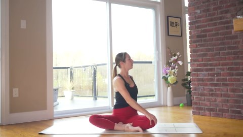 10 min yoga for beginners - gentle, safe & easy yoga stretch