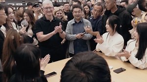 Tim Cook surprises gamers at Apple's Taikoo Li store on his tour of China