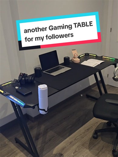 ZZ Gaming mesa de gaming 120 x 60 cm con LED, superficie de fibra de carbono, escritorio para computadora estable para gaming con gancho para auriculares y portavasos, negro. El tamaño perfecto para montar un setup potente sin saturar tu habitación. Con sus dimensiones de 120 x 60 cm, te ofrece el espacio idóneo para colocar tu monitor, teclado y alfombrilla XL manteniendo la mesa completamente despejada. La solución equilibrada para quienes buscan funcionalidad, comodidad y estilo en espacios o