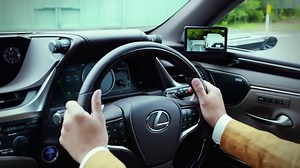 Lexus digitizes side-view mirrors with cameras for Japan’s 2019 ES sedan