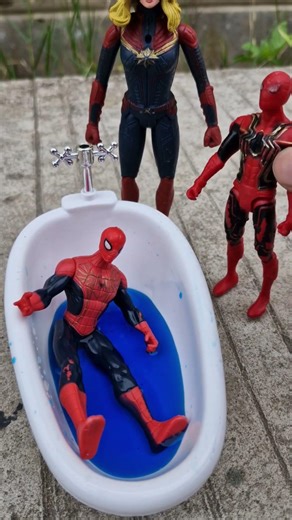 Hulk Really Needs To Poop In The Bathtub 🤢🤢🤮🤮 #marveltoys #spiderman