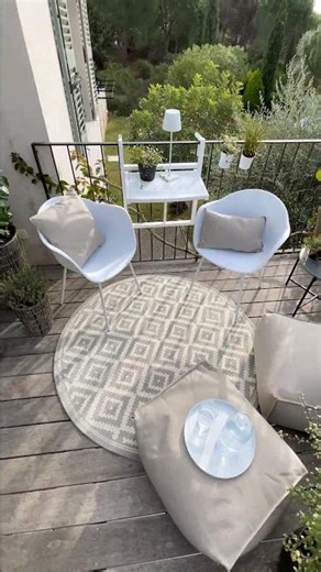 Cozy green oasis: Outdoor lounge ideas for summer 🌞