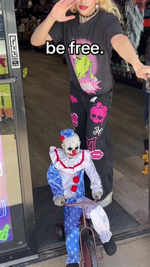 We’re saving one animatronic at a time thanks to the hard work of @esme adore #halloween #decoration #animatronic #clown