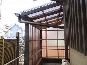 ポリカーボネート製の波板の特徴とは？施工費用やサイズなどを解説