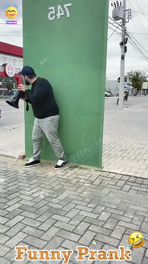 police siren prank 😂 #scareprank #scarecam #scared #scarytiktoks #for #foryou #funny #prank #prankvideos #funnyvideos #funnytiktok #funnymemes #hahahaha