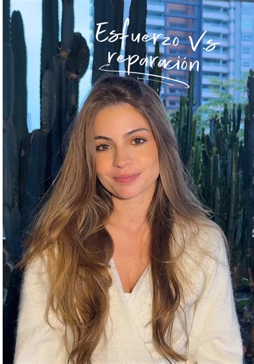 Perdonar una infidelidad o un error fuerte en una relación no significa simplemente “pasar la página”. Para que una relación realmente se reconstruya, tiene que haber dos cosas: esfuerzo y reparación. Muchas parejas intentan compensar con más atención, más promesas o más detalles. Pero cuando no hay responsabilidad emocional, reconocimiento del daño y conversaciones honestas sobre lo que pasó, la herida sigue abierta. Reconstruir la confianza en la pareja implica mirar hacia atrás para reparar l