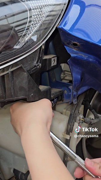 ヘッドライト交換( * ॑꒳ ॑*) ついでにエンジンルーム洗ったから気づいたら暗くなっちゃった(˙꒳˙ก̀) #imprezawrxsti #ヘッドライト交換