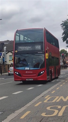 Route H98 YX62 FJV ADH45032 arriving and departing Treaty Centre