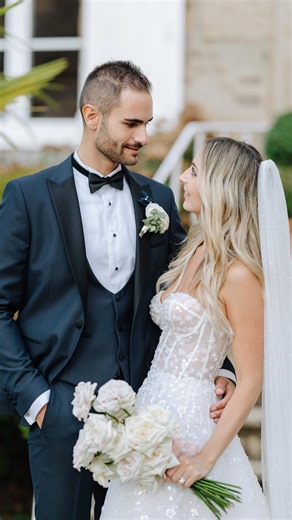 [des roses par milliers] Quoi de plus beau que cette photo @nicolasterraeswedding d’un adorable couple et ce superbe bouquet de roses blanches réalisé par @audreylevite_designerfloral pour notre mariée @floramarielucie afin de partager avec vous cette vidéo de la roseraie de Chavagnac qui en ce début de saison nous promet un été merveilleusement parfumé au château 🥰 un magnifique souvenir d’un superbe mariage, avec une si belle équipe de prestataires! #chateauchavagnac #mariage #chateau #mariag