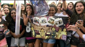Fãs da banda One Direction lotam porta do hotel no Rio