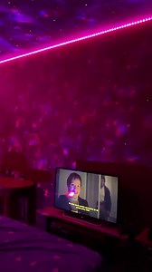 ✨ Transforme ta chambre en univers magique ✨ Envie d’une ambiance relaxante et féerique ? 🌌 Le **projecteur galaxie** projette étoiles, nébuleuses et aurores directement sur tes murs et ton plafond 🤩 💫 16 couleurs différentes 🎵 Mode musical (les lumières bougent avec le son) 🌙 Idéal pour dormir, chiller ou créer une ambiance romantique 🎮 Télécommande incluse Parfait pour chambre, salon ou setup gaming 🔥 ⚡ Stock limité – commande le tien maintenant ! #projecteurgalaxie #decochambre #ambian