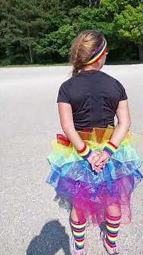 handcuffed jogging at rainbow pride / fesselndes Jogging an Regenbogenparade - Schönbrunn, Wien
