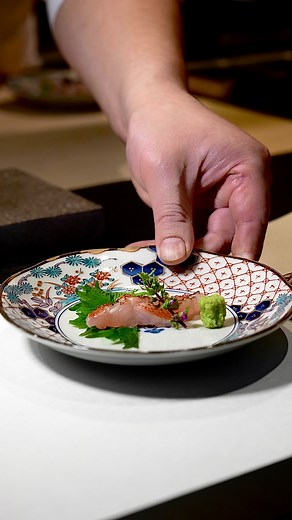 Osaka’s budget-friendly 20-course omakase 🔪 大阪でいいコスパ20品コース @kokuryu_jpncuisine is the newly opened modern dining counter where guests can truly experience every sight and sound of Japanese cuisine. Guests sit front and center in this modern open kitchen restaurant and view every moment of the action. Sampling from a diverse range of Japanese cooking styles, this epic culinary saga goes through charcoal grilling, hand rolls, tempura, and even wagyu sukiyaki all in one meal. The best part is the 