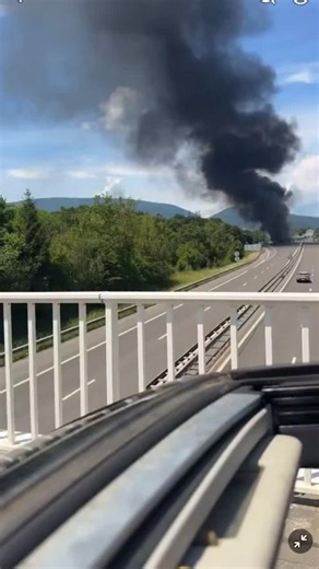 IMPRESSIONNANT ! Cet incendie au péage de Nangy (Haute Savoie-France) sur l'A 40, ce 31 mai 2026 dans l'après-midi. Prudence si vous passez par ce péage. Merci à Jason Chassard pour cette vidéo parue sur la page Flics 74.